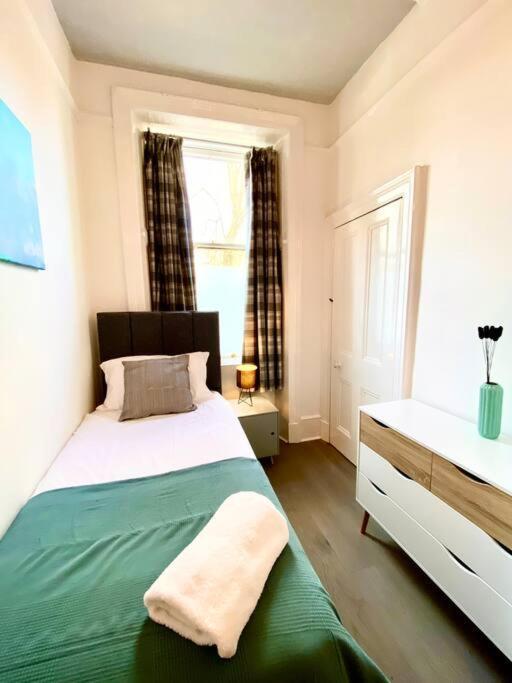 Anchored Homely Apartment In Historic Centre Paisley Exteriér fotografie