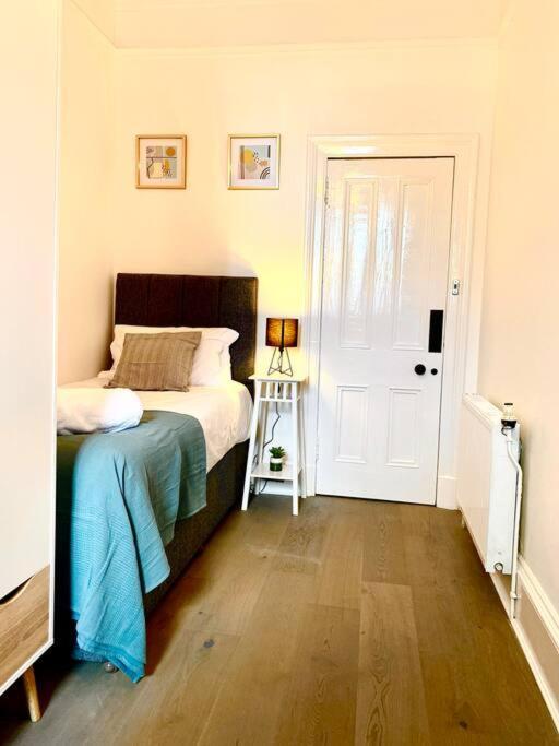 Anchored Homely Apartment In Historic Centre Paisley Exteriér fotografie